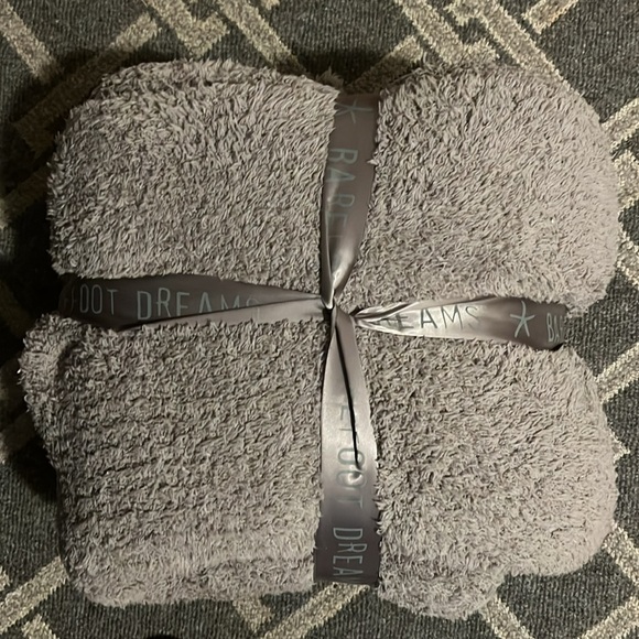 Barefoot Dreams NWT charcoal and grey blanket Style 619 size 45 x 60 - Picture 5 of 5